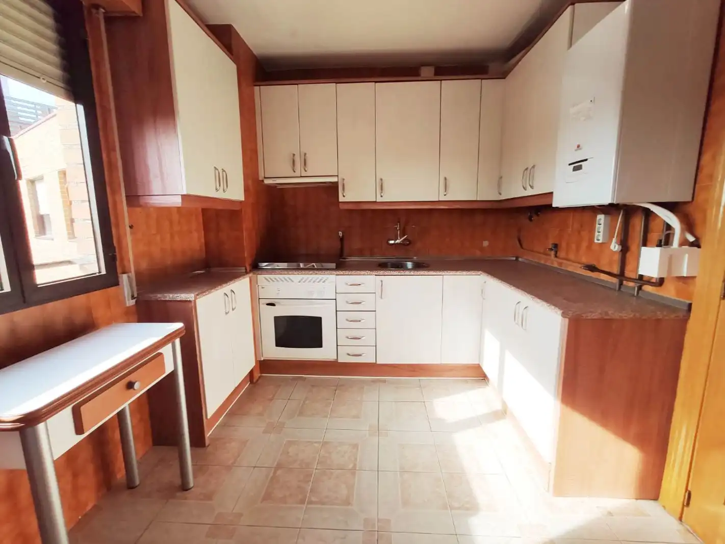 Piso en venta en Calle de Hinojal, 3, Hellín Cocina de Piso en venta en Madrid con Terraza y Amueblado