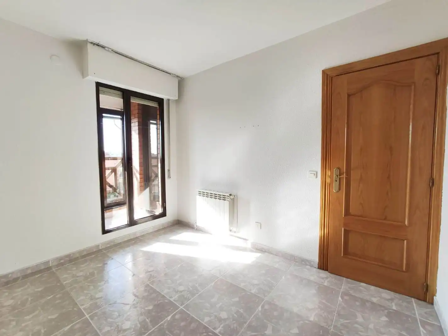 Piso en venta en Calle de Hinojal, 3, Hellín Habitación de Piso en venta en Madrid con Terraza y Amueblado