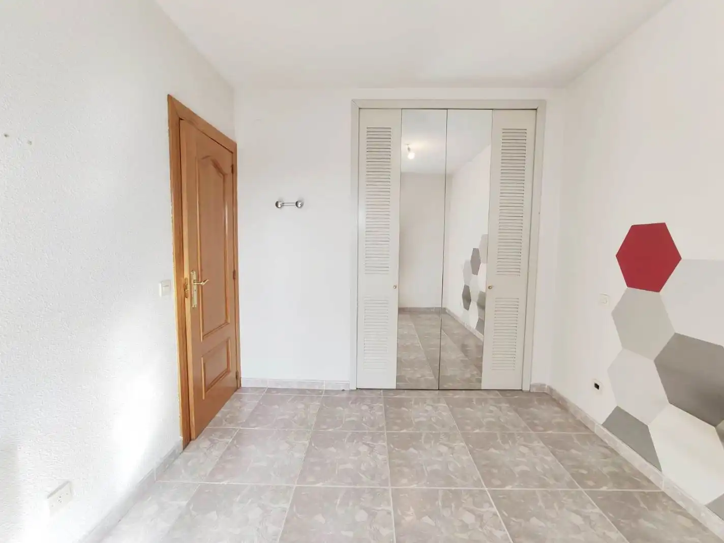 Piso en venta en Calle de Hinojal, 3, Hellín Piso en venta en Madrid con Terraza y Amueblado