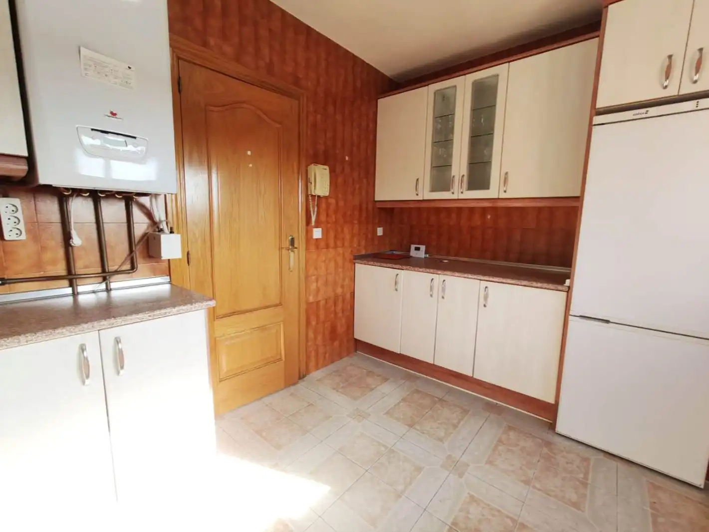 Piso en venta en Calle de Hinojal, 3, Hellín Cocina de Piso en venta en Madrid con Terraza y Amueblado