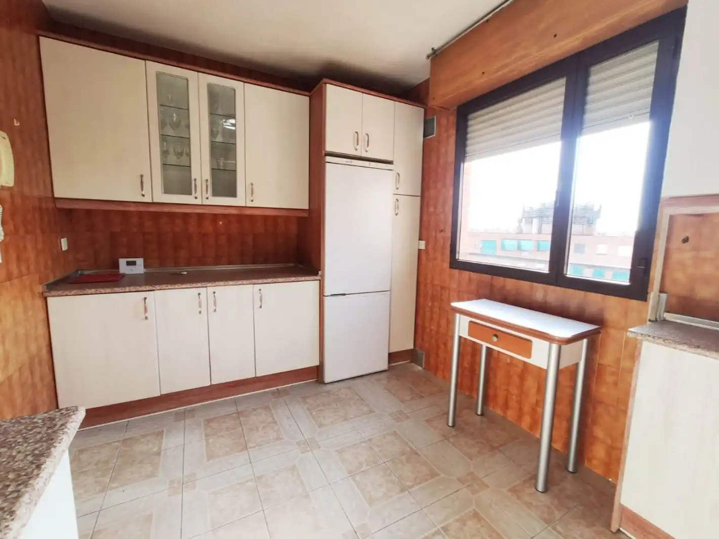 Piso en venta en Calle de Hinojal, 3, Hellín Cocina de Piso en venta en Madrid con Terraza y Amueblado