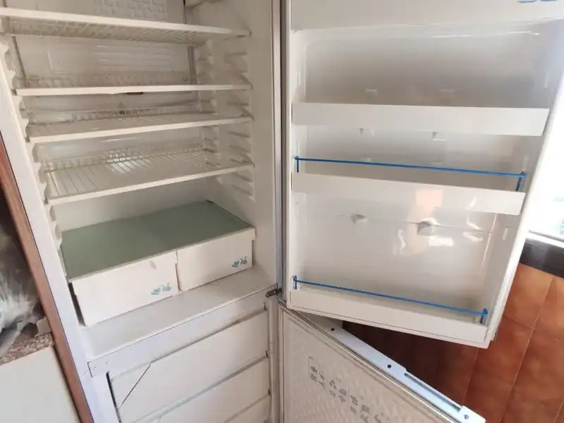 Piso en venta en Calle de Hinojal, 3, Hellín Cocina de Piso en venta en Madrid con Terraza y Amueblado