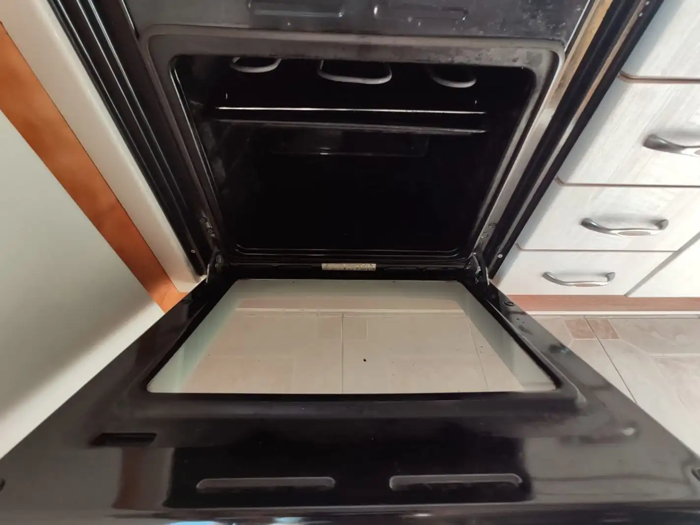 Piso en venta en Calle de Hinojal, 3, Hellín Cocina de Piso en venta en Madrid con Terraza y Amueblado