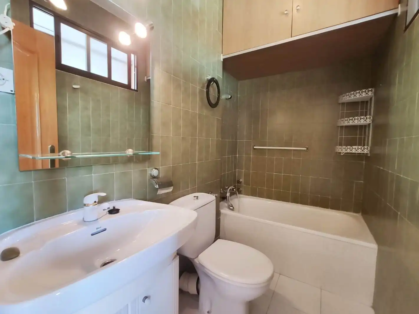 Piso en venta en Calle de Hinojal, 3, Hellín Baño de Piso en venta en Madrid con Terraza y Amueblado