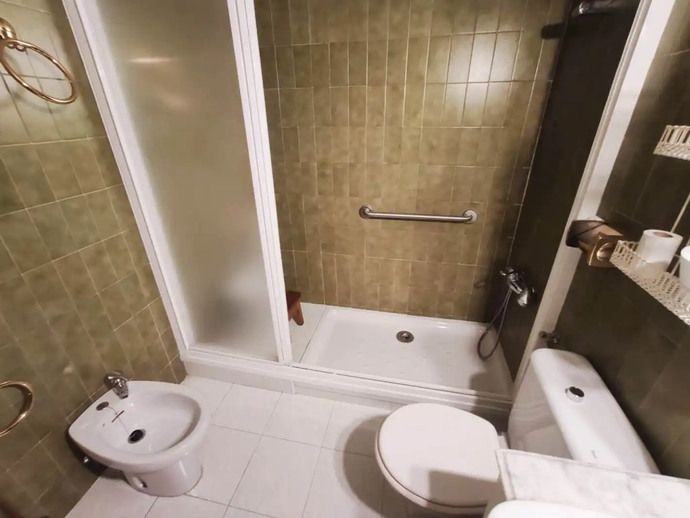 Piso en venta en Calle de Hinojal, 3, Hellín Baño de Piso en venta en Madrid con Terraza y Amueblado