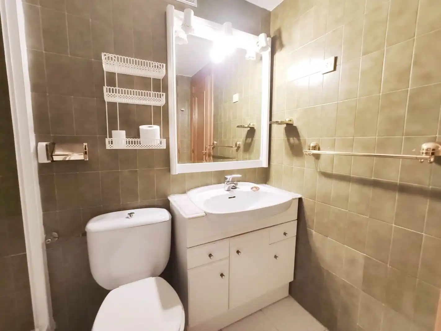 Piso en venta en Calle de Hinojal, 3, Hellín Baño de Piso en venta en Madrid con Terraza y Amueblado