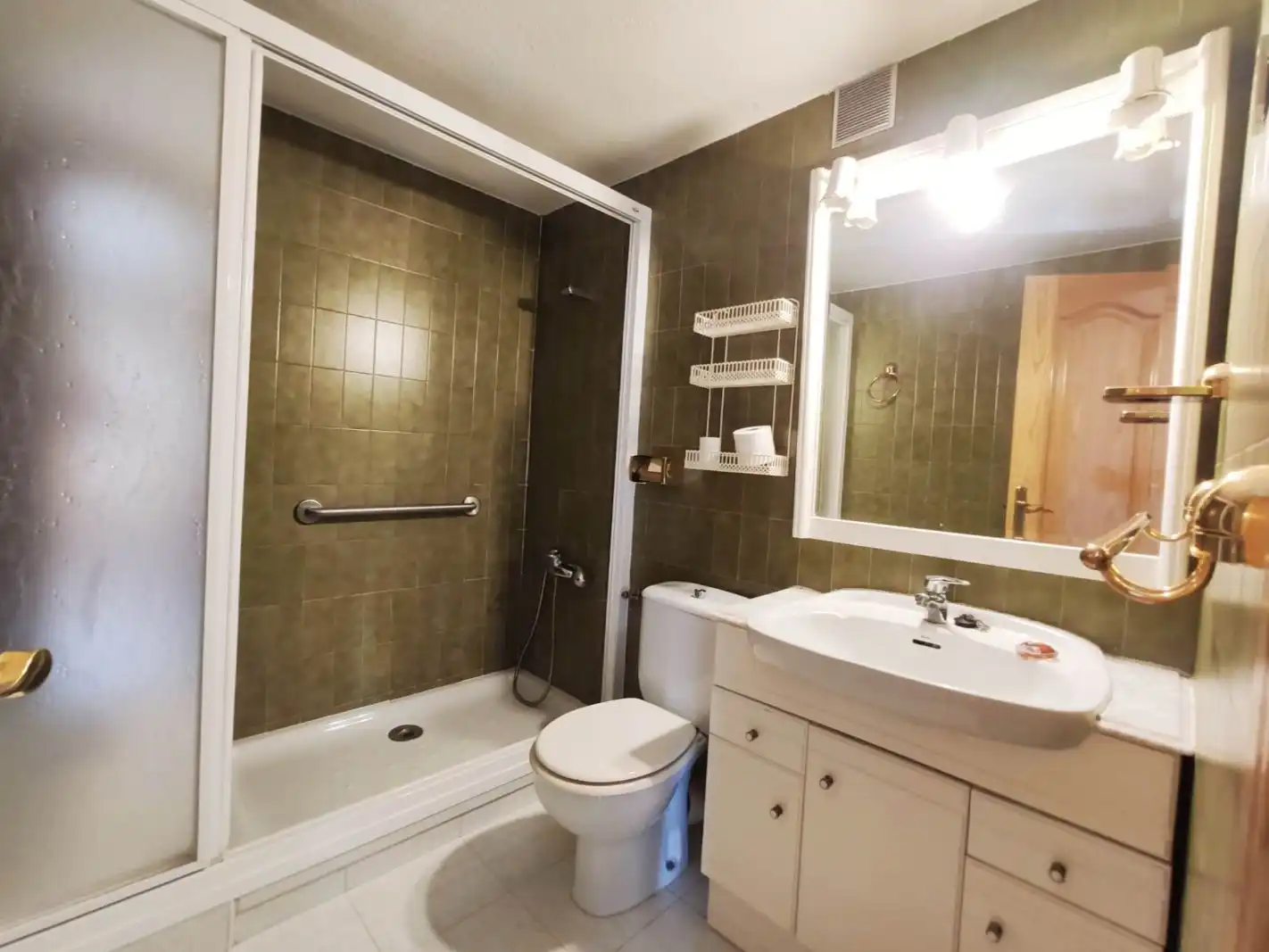 Piso en venta en Calle de Hinojal, 3, Hellín Baño de Piso en venta en Madrid con Terraza y Amueblado