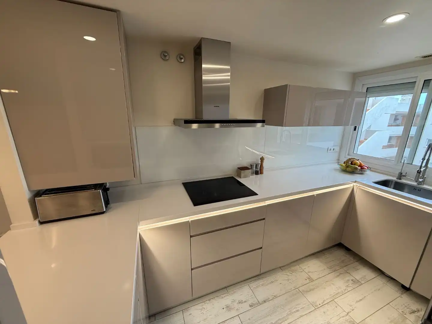 Küche von Wohnung zum Verkauf in Marbella mit Klimaanlage, Terrasse und Schwimmbad
