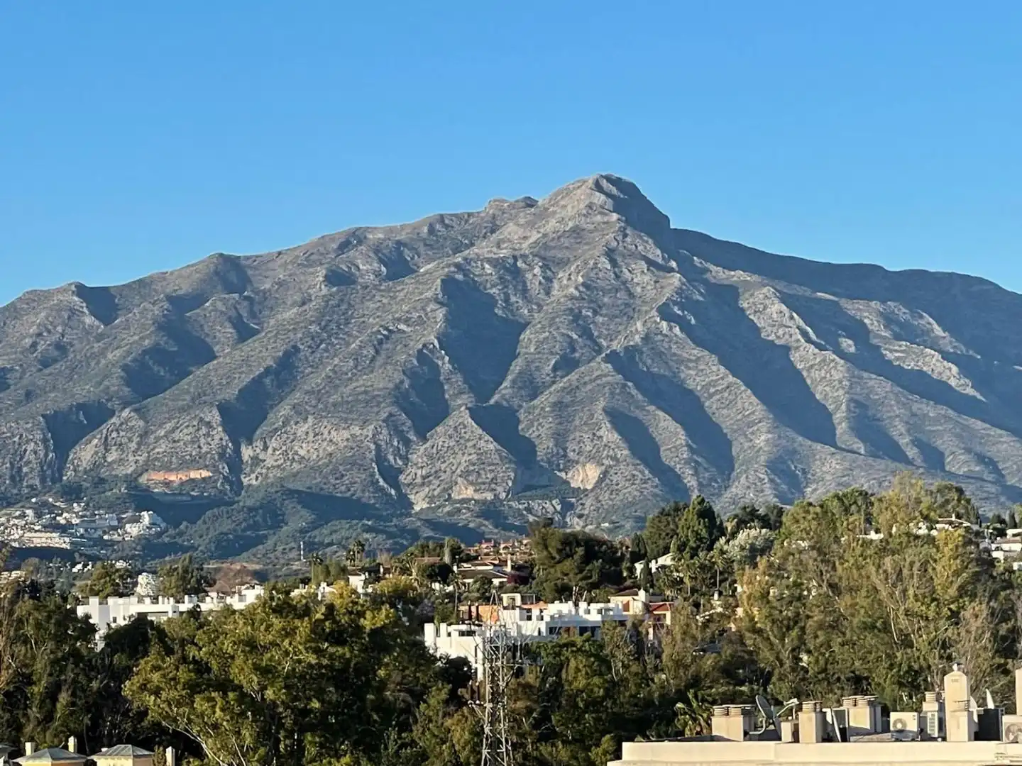 Außenansicht von Wohnung zum Verkauf in Marbella mit Klimaanlage, Terrasse und Schwimmbad