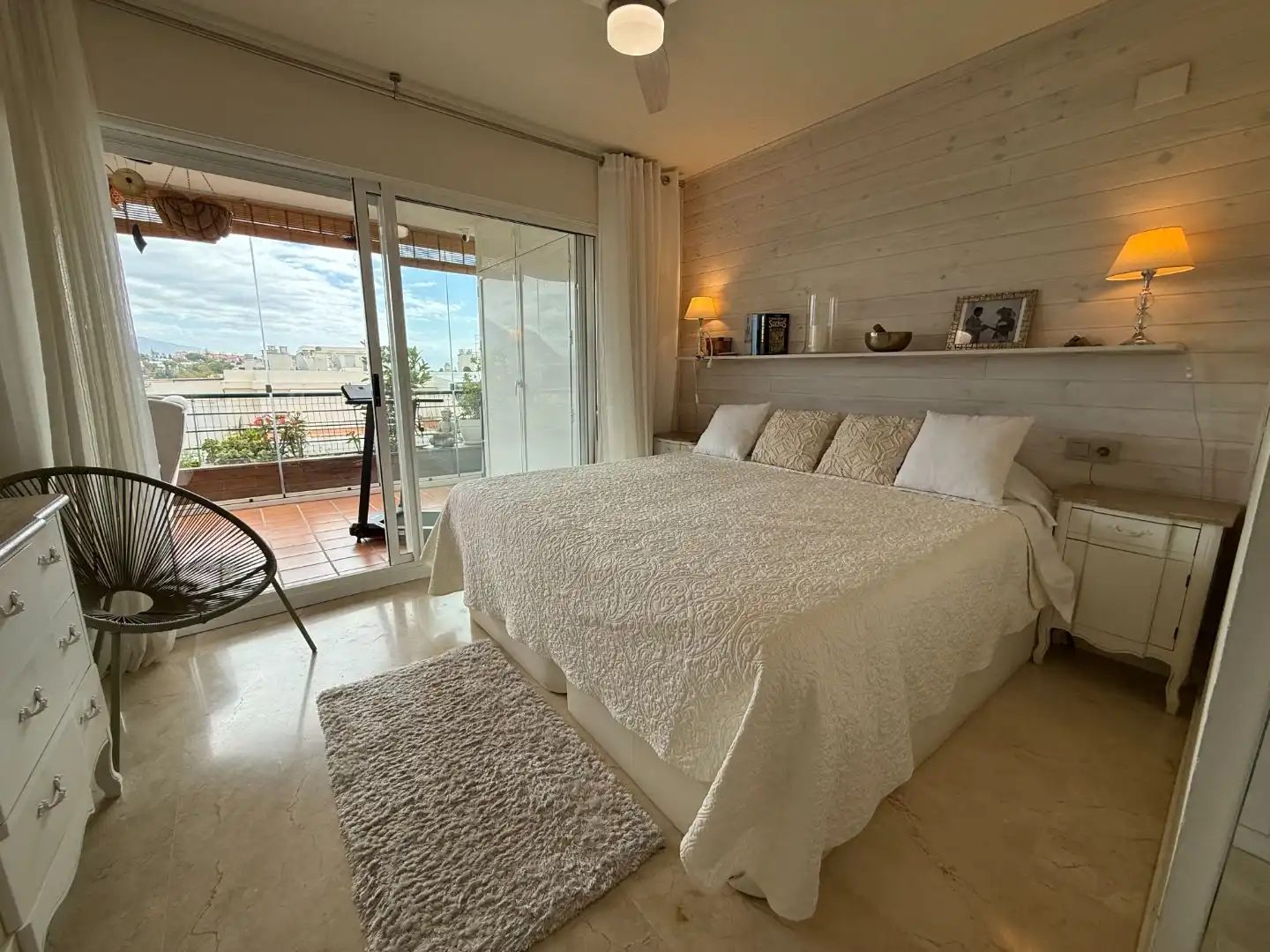 Schlafzimmer von Wohnung zum Verkauf in Marbella mit Klimaanlage, Terrasse und Schwimmbad