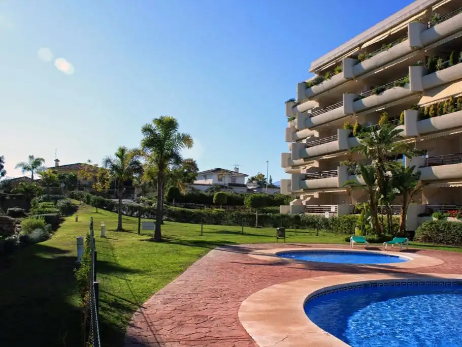 Außenansicht von Wohnung zum Verkauf in Marbella mit Klimaanlage, Terrasse und Schwimmbad