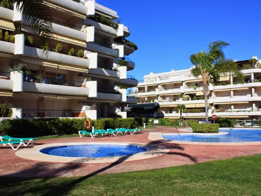 Außenansicht von Wohnung zum Verkauf in Marbella mit Klimaanlage, Terrasse und Schwimmbad