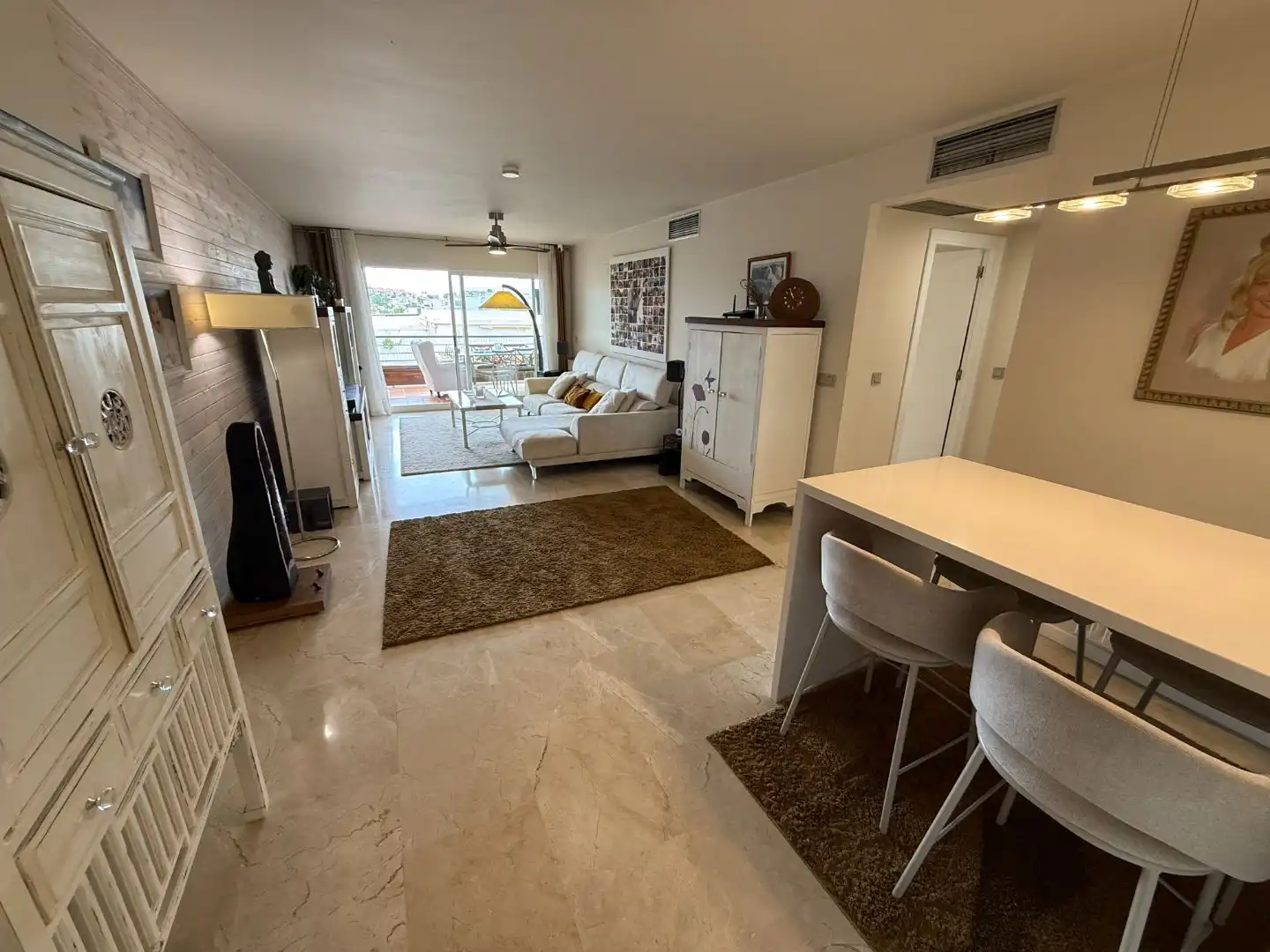 Wohnzimmer von Wohnung zum Verkauf in Marbella mit Klimaanlage, Terrasse und Schwimmbad