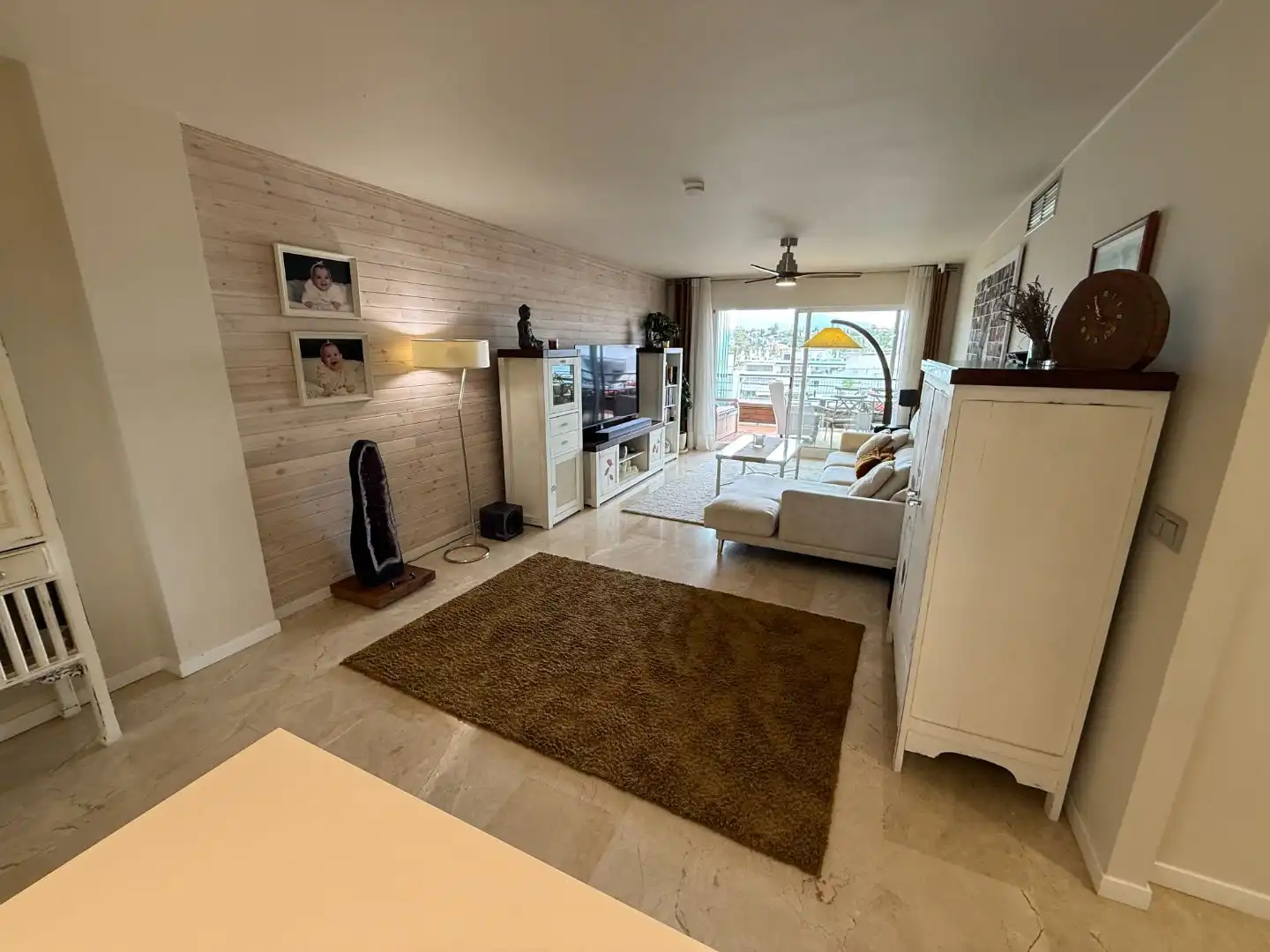 Wohnzimmer von Wohnung zum Verkauf in Marbella mit Klimaanlage, Terrasse und Schwimmbad