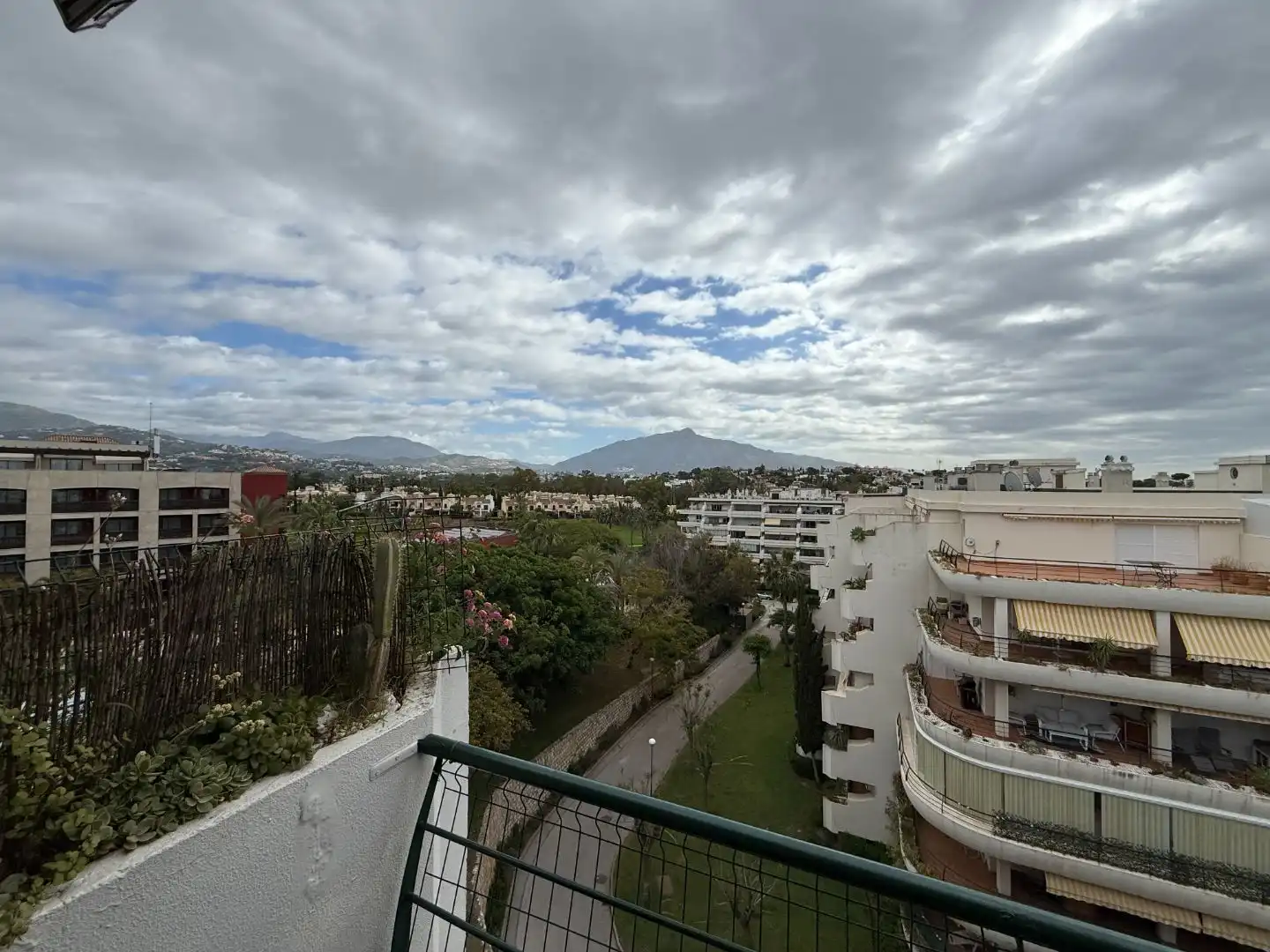Außenansicht von Wohnung zum Verkauf in Marbella mit Klimaanlage, Terrasse und Schwimmbad
