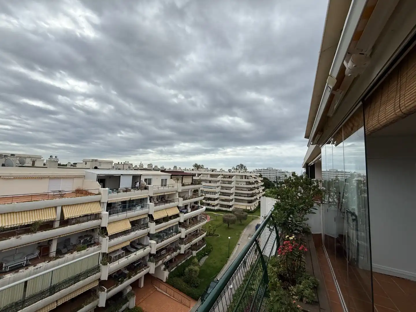 Außenansicht von Wohnung zum Verkauf in Marbella mit Klimaanlage, Terrasse und Schwimmbad
