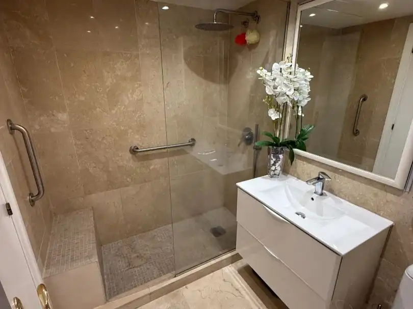 Badezimmer von Wohnung zum Verkauf in Marbella mit Klimaanlage, Terrasse und Schwimmbad