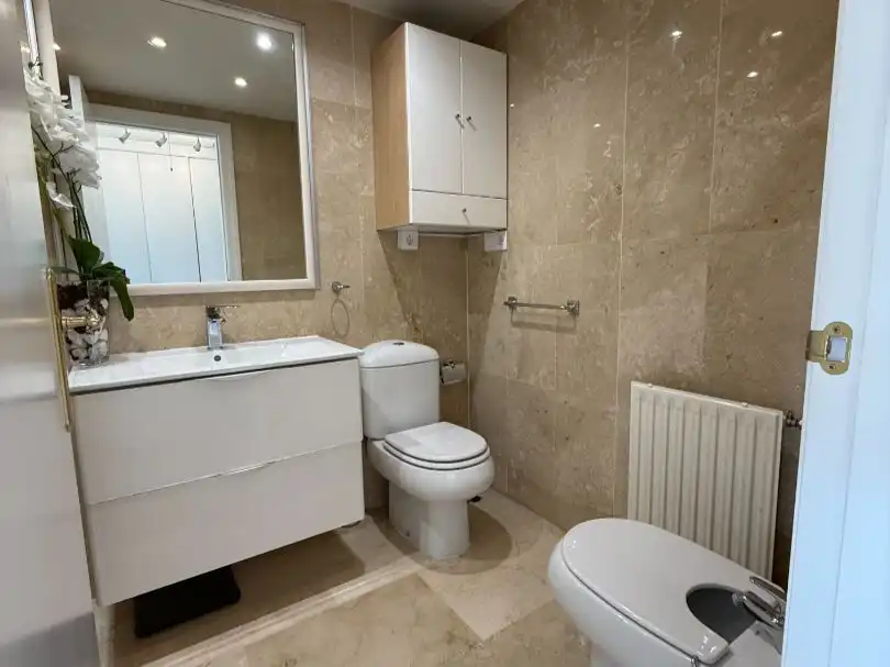 Badezimmer von Wohnung zum Verkauf in Marbella mit Klimaanlage, Terrasse und Schwimmbad