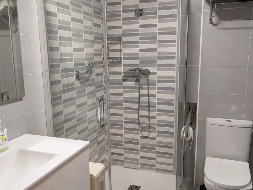 Pis de lloguer a Rúa Garrucha, 4, Liáns Bany de Pis de lloguer en Oleiros amb Calefacció, Parquet i Terrassa