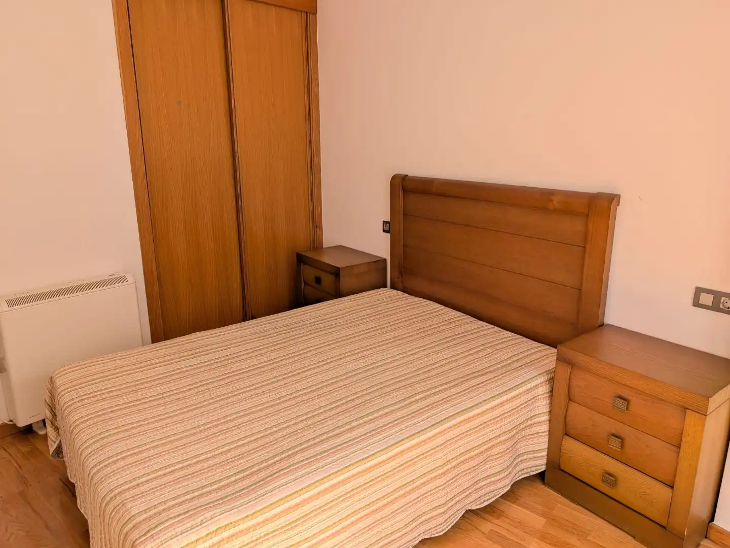 Pis de lloguer a Rúa Garrucha, 4, Liáns Dormitori de Pis de lloguer en Oleiros amb Calefacció, Parquet i Terrassa