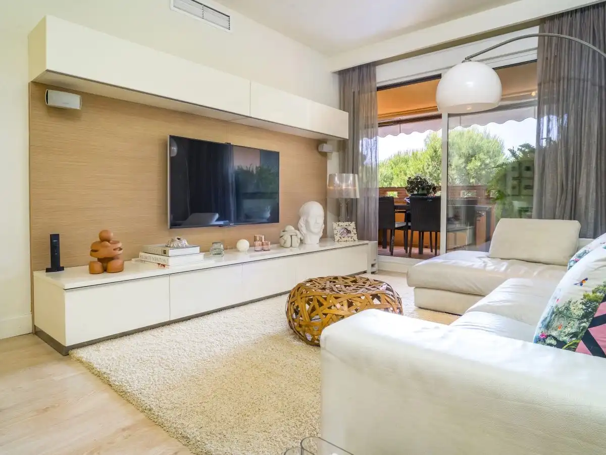 Apartament en venda a Arrabal la Caridad, 5b, La Carolina - Guadalpín Sala d'estar de Apartament en venda en Marbella amb Aire condicionat, Terrassa i Piscina