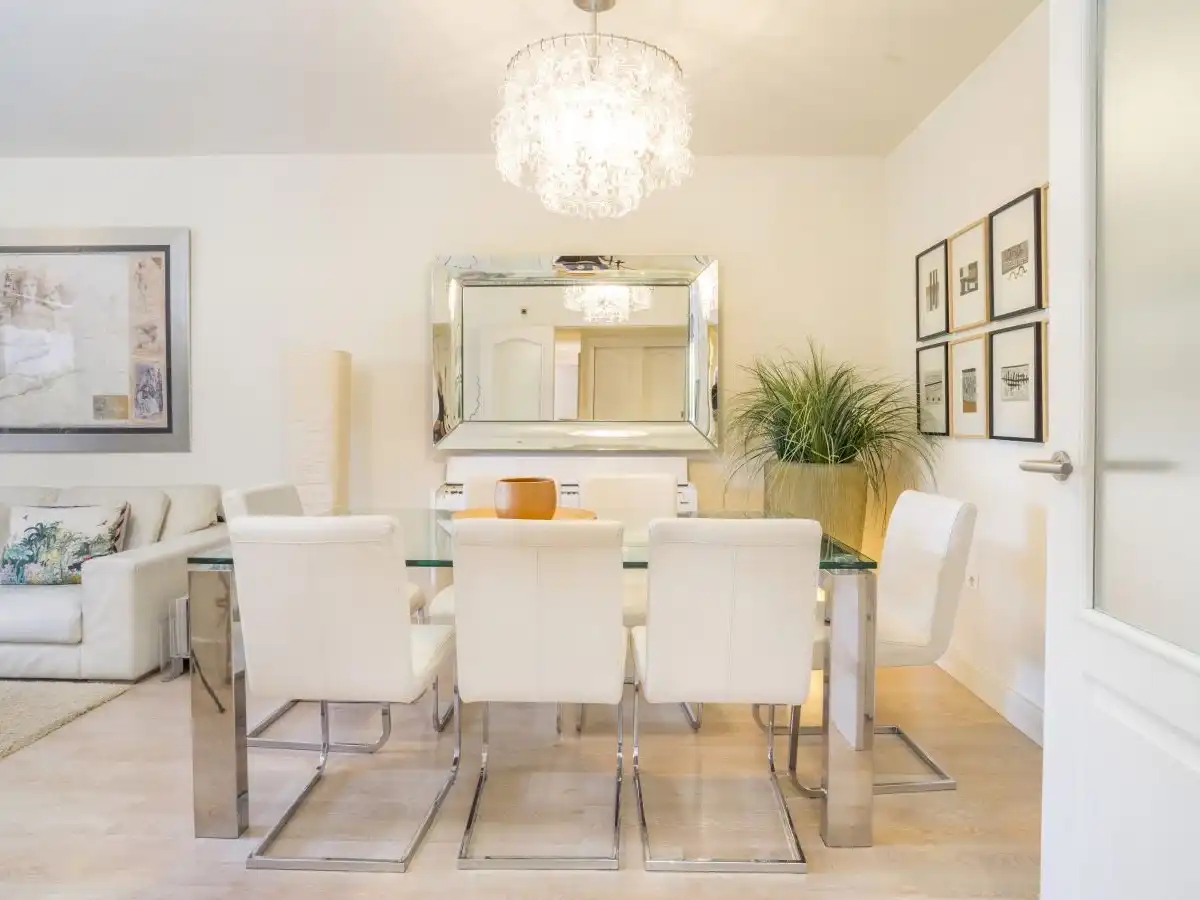 Apartament en venda a Arrabal la Caridad, 5b, La Carolina - Guadalpín Menjador de Apartament en venda en Marbella amb Aire condicionat, Terrassa i Piscina