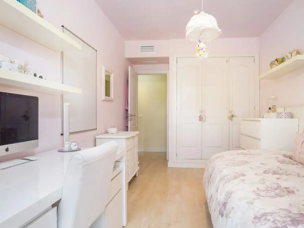 Apartament en venda a Arrabal la Caridad, 5b, La Carolina - Guadalpín Dormitori de Apartament en venda en Marbella amb Aire condicionat, Terrassa i Piscina