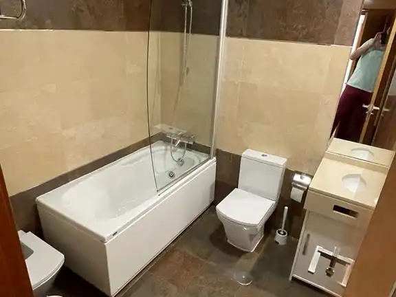 Pis de lloguer a Calle Tejares, 13, Carretas - Pajarita Bany de Pis de lloguer en Albacete amb Aire condicionat, Calefacció i Parquet