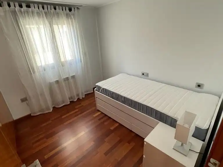 Pis de lloguer a Calle Tejares, 13, Carretas - Pajarita Dormitori de Pis de lloguer en Albacete amb Aire condicionat, Calefacció i Parquet