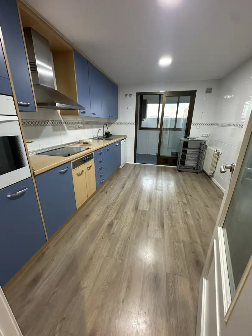 Piso de alquiler en Calle Madre Teresa de Calcuta, 4, Vistahermosa Cocina de Piso de alquiler en Alicante / Alacant con Aire acondicionado, Calefacción y Jardín privado