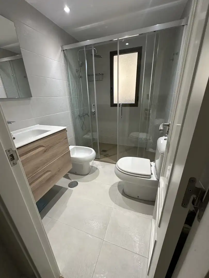 Piso de alquiler en Calle Madre Teresa de Calcuta, 4, Vistahermosa Baño de Piso de alquiler en Alicante / Alacant con Aire acondicionado, Calefacción y Jardín privado