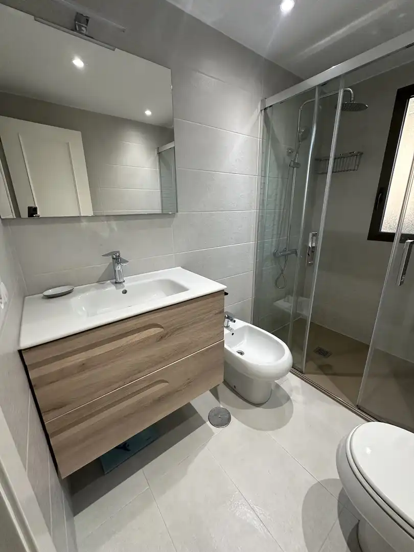 Piso de alquiler en Calle Madre Teresa de Calcuta, 4, Vistahermosa Baño de Piso de alquiler en Alicante / Alacant con Aire acondicionado, Calefacción y Jardín privado