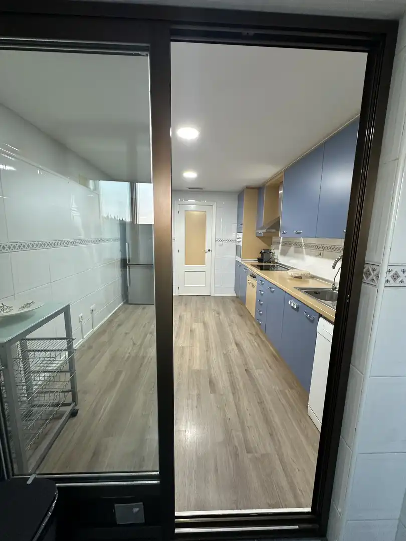 Piso de alquiler en Calle Madre Teresa de Calcuta, 4, Vistahermosa Cocina de Piso de alquiler en Alicante / Alacant con Aire acondicionado, Calefacción y Jardín privado