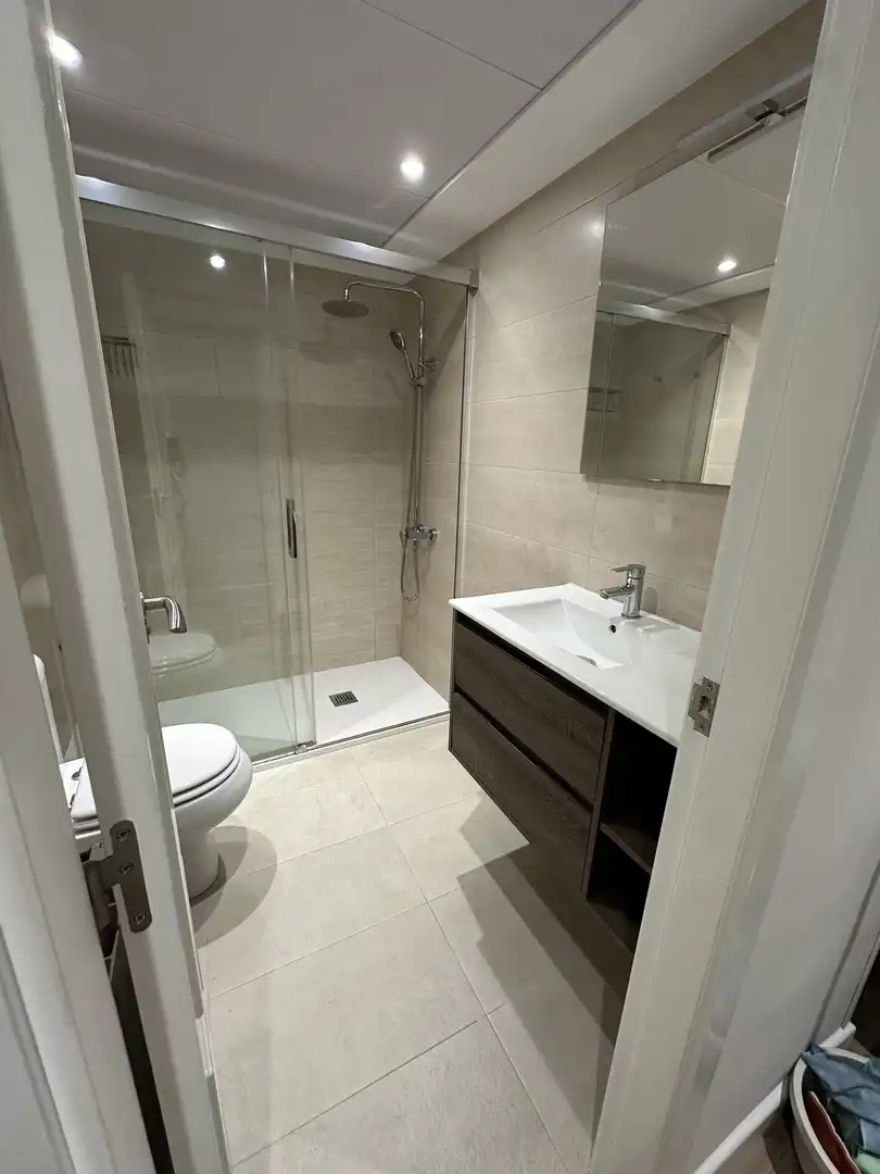 Piso de alquiler en Calle Madre Teresa de Calcuta, 4, Vistahermosa Baño de Piso de alquiler en Alicante / Alacant con Aire acondicionado, Calefacción y Jardín privado
