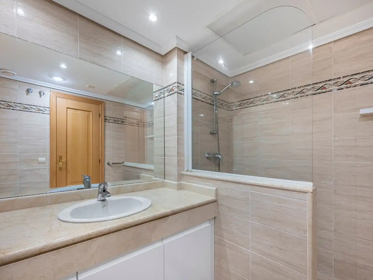 Badezimmer von Wohnung zum Verkauf in Estepona mit Klimaanlage, Terrasse und Schwimmbad