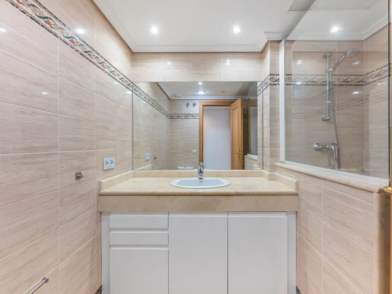 Badezimmer von Wohnung zum Verkauf in Estepona mit Klimaanlage, Terrasse und Schwimmbad