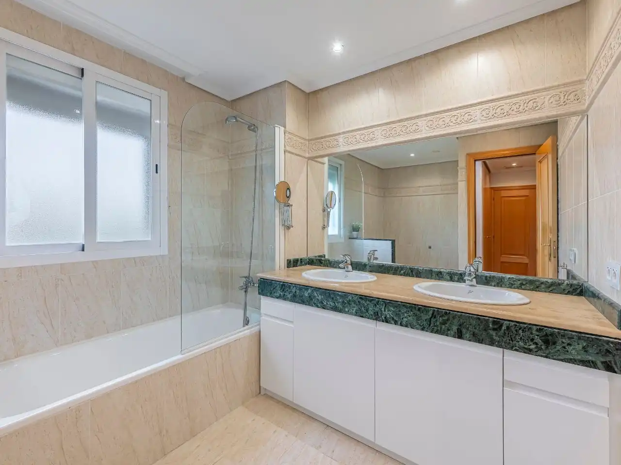 Badezimmer von Wohnung zum Verkauf in Estepona mit Klimaanlage, Terrasse und Schwimmbad