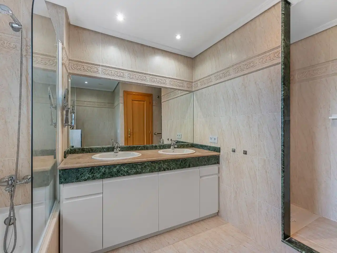 Badezimmer von Wohnung zum Verkauf in Estepona mit Klimaanlage, Terrasse und Schwimmbad