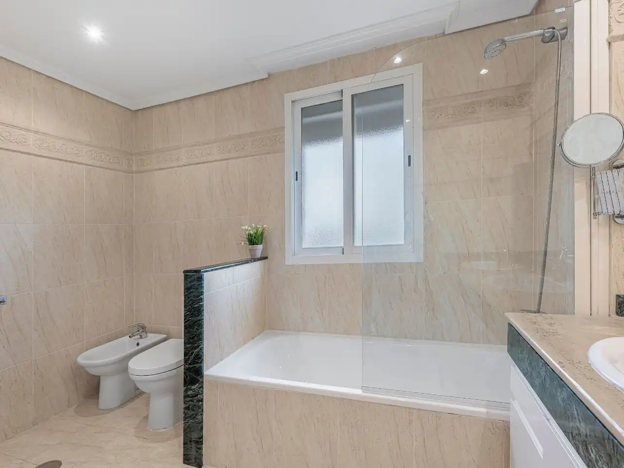 Badezimmer von Wohnung zum Verkauf in Estepona mit Klimaanlage, Terrasse und Schwimmbad