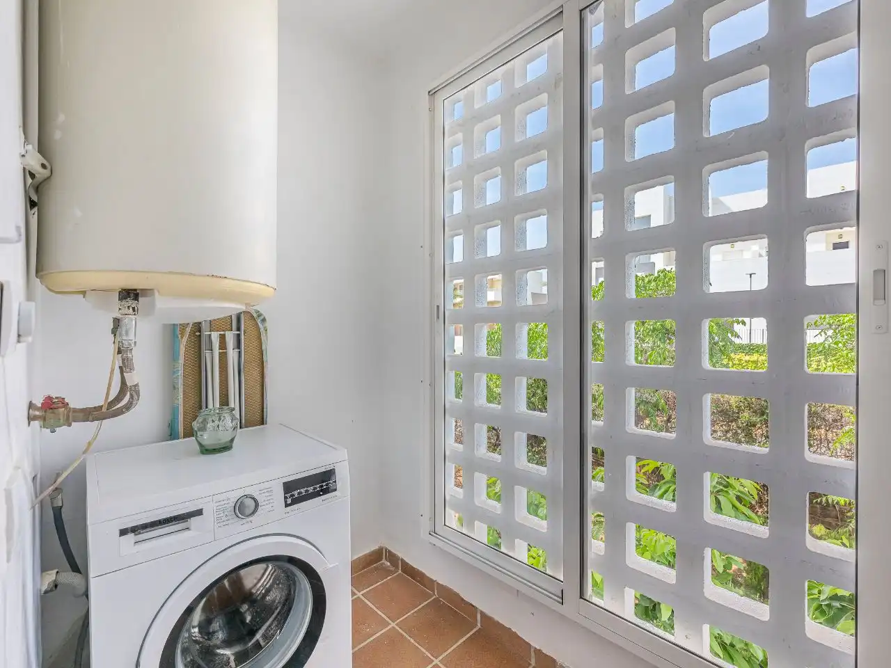 Terrasse von Wohnung zum Verkauf in Estepona mit Klimaanlage, Terrasse und Schwimmbad