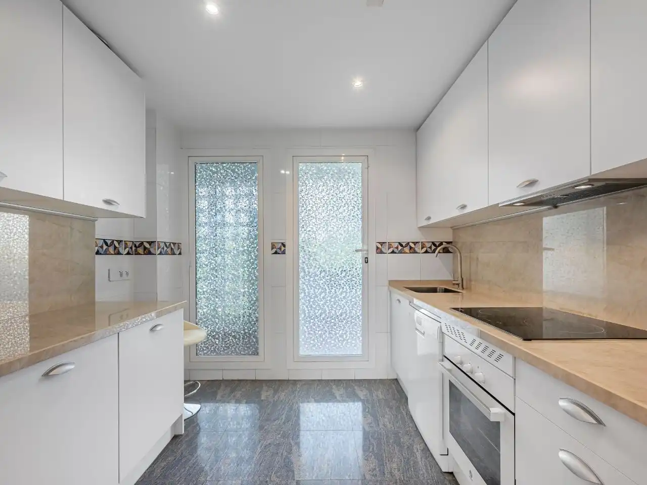 Küche von Wohnung zum Verkauf in Estepona mit Klimaanlage, Terrasse und Schwimmbad