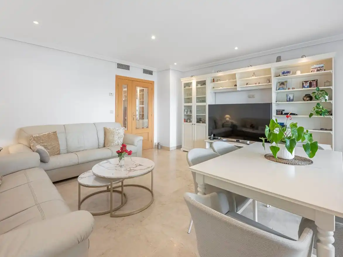 Wohnzimmer von Wohnung zum Verkauf in Estepona mit Klimaanlage, Terrasse und Schwimmbad