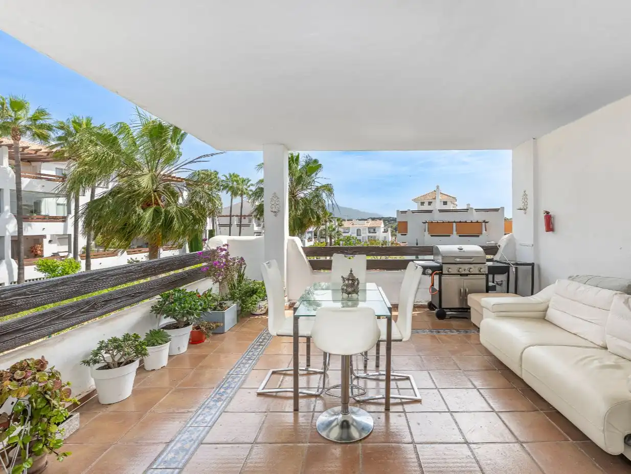 Terrasse von Wohnung zum Verkauf in Estepona mit Klimaanlage, Terrasse und Schwimmbad
