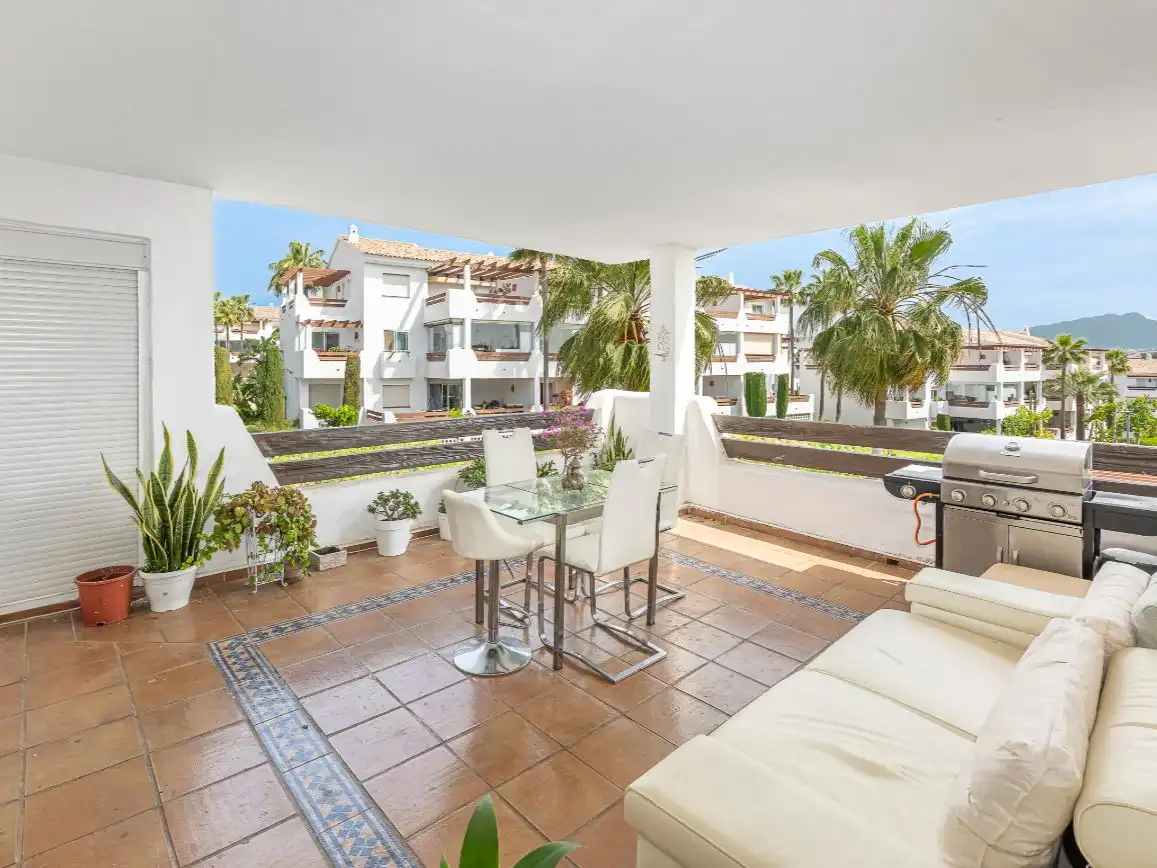Terrasse von Wohnung zum Verkauf in Estepona mit Klimaanlage, Terrasse und Schwimmbad