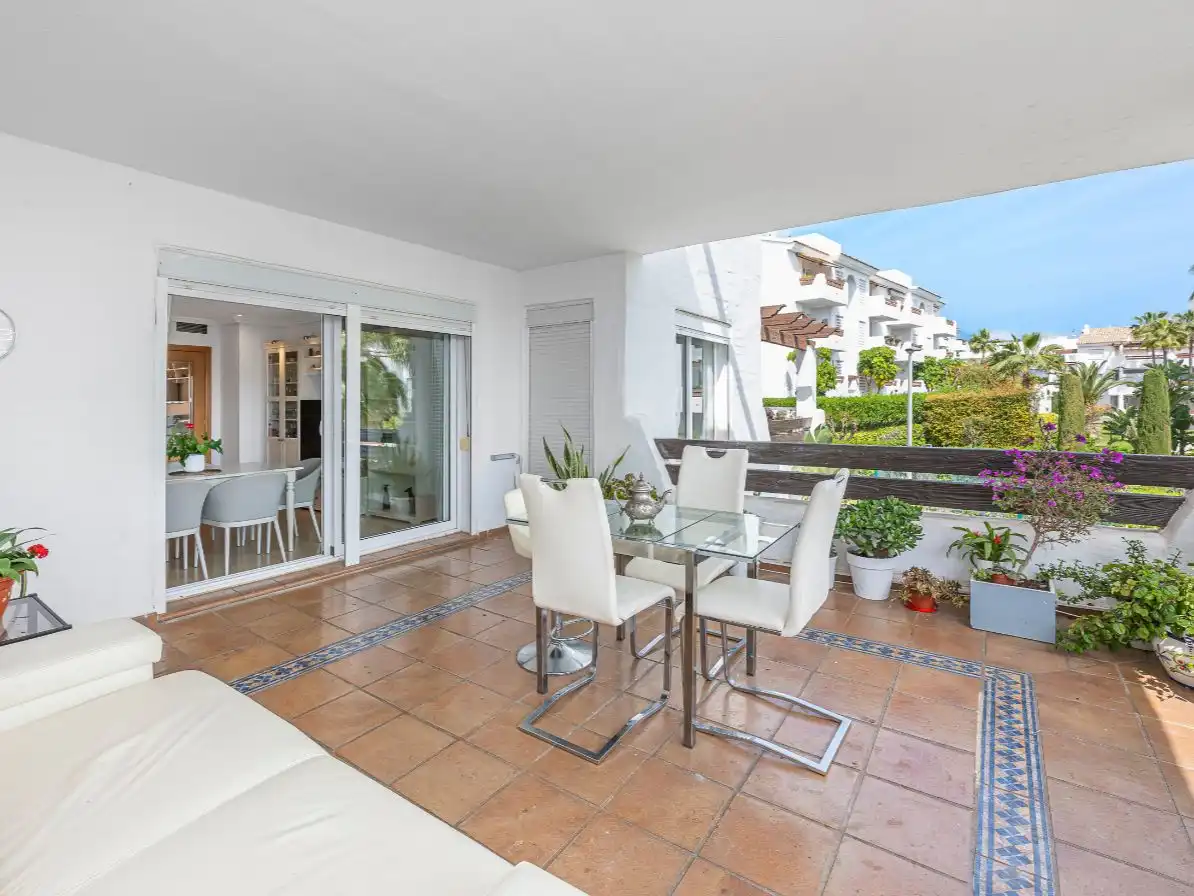 Terrasse von Wohnung zum Verkauf in Estepona mit Klimaanlage, Terrasse und Schwimmbad