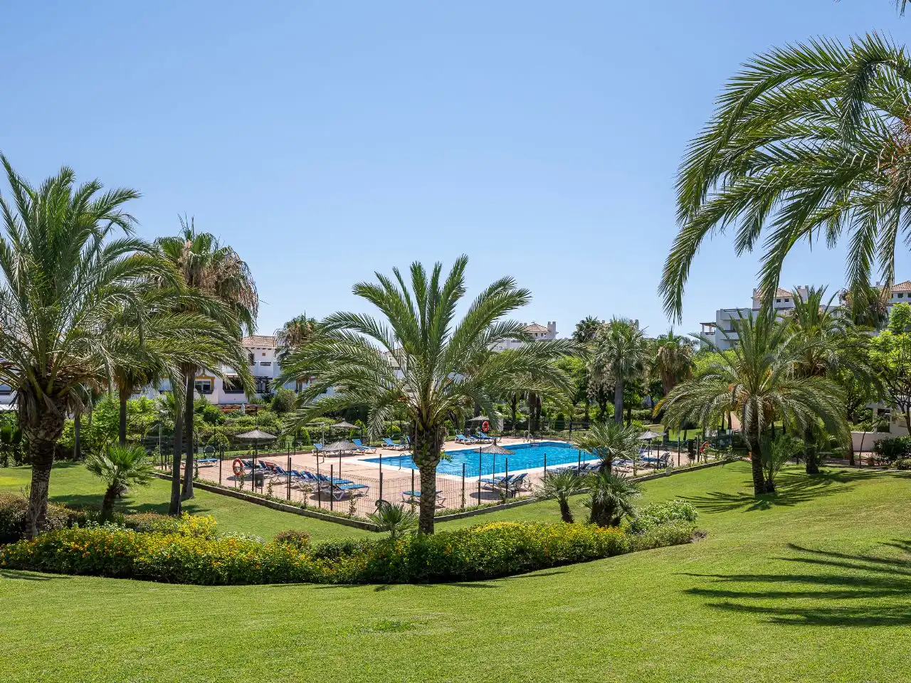 Garten von Wohnung zum Verkauf in Estepona mit Klimaanlage, Terrasse und Schwimmbad