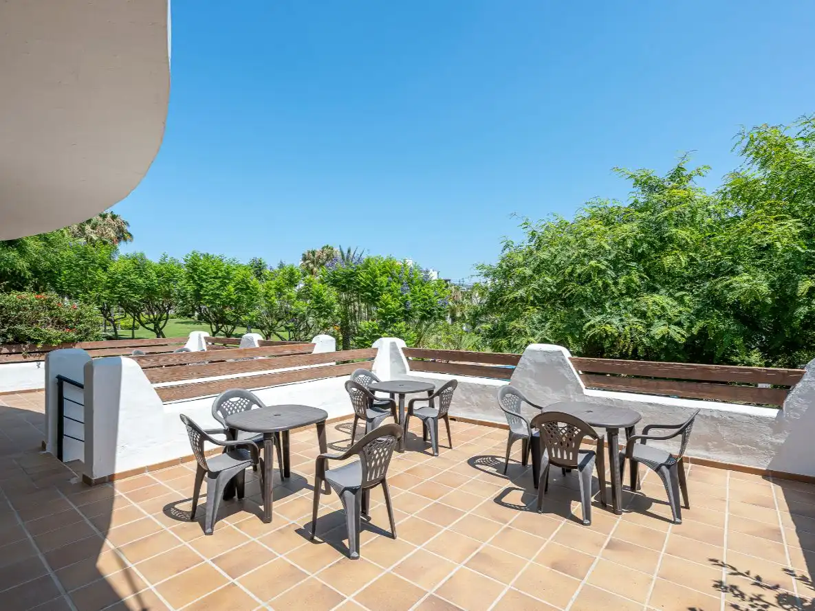 Terrasse von Wohnung zum Verkauf in Estepona mit Klimaanlage, Terrasse und Schwimmbad