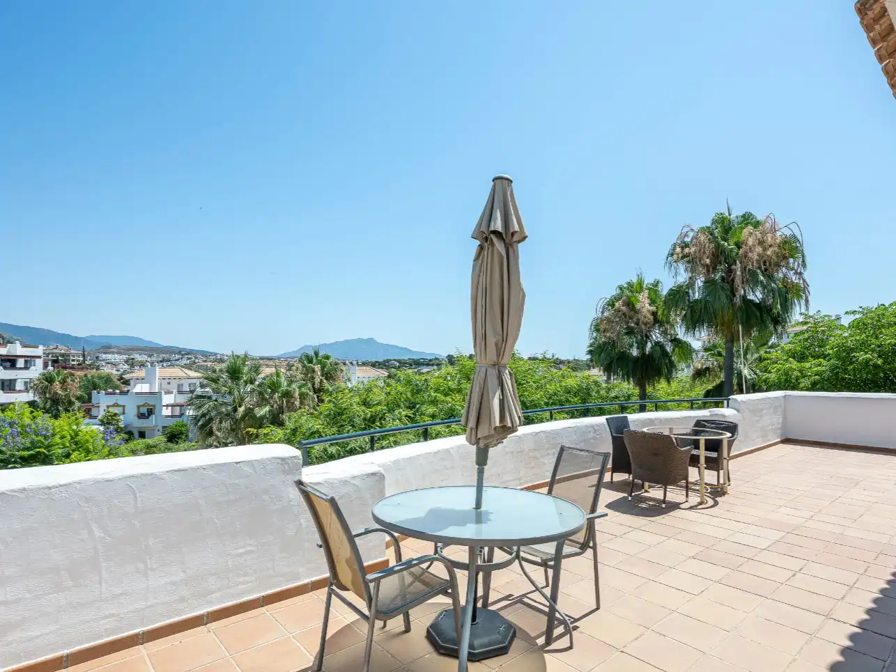 Terrasse von Wohnung zum Verkauf in Estepona mit Klimaanlage, Terrasse und Schwimmbad