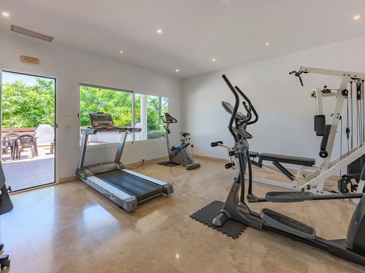 Wohnung zum Verkauf in Estepona mit Klimaanlage, Terrasse und Schwimmbad