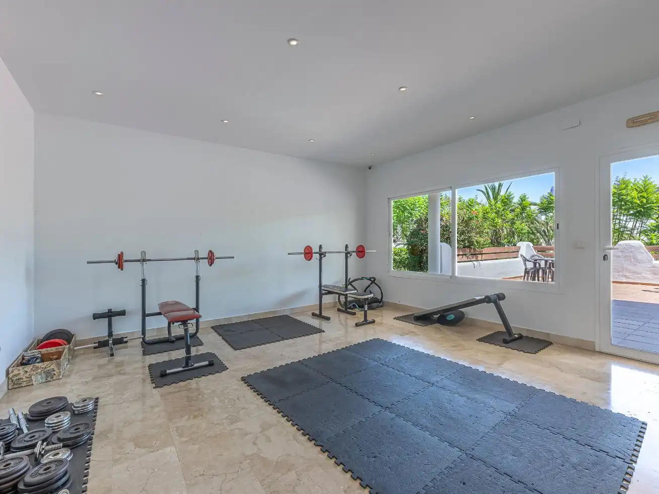 Wohnung zum Verkauf in Estepona mit Klimaanlage, Terrasse und Schwimmbad